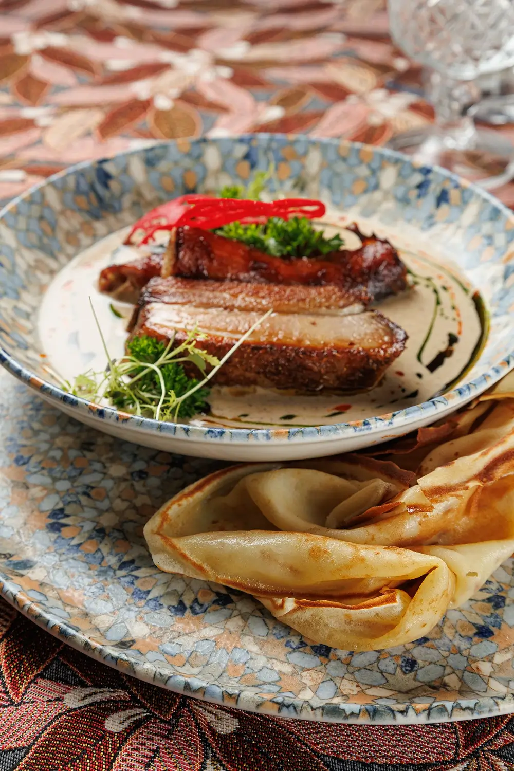 Верещака (густой пряный соус с домашней колбасой и свиными рёбрышками) с мучными блинами от Ресторана «Кухмистр» Верещака (густой пряный соус с домашней колбасой и свиными рёбрышками) с мучными блинами от Ресторана «Кухмистр»