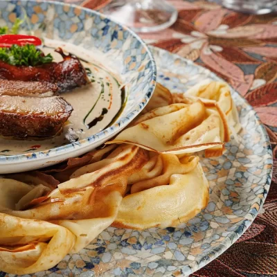 Верещака (густой пряный соус с домашней колбасой и свиными рёбрышками) с мучными блинами от Ресторана «Кухмистр»