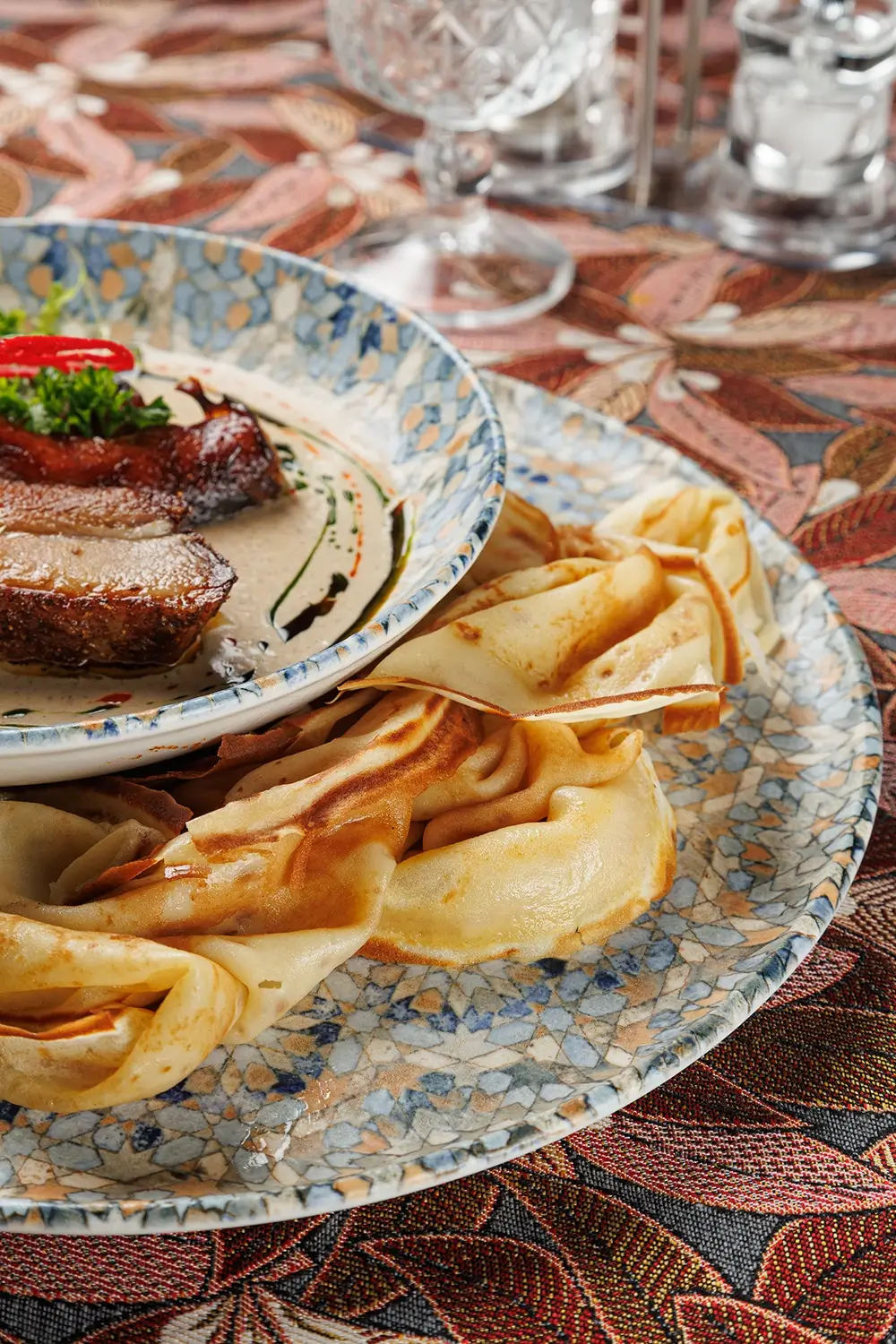 Верещака (густой пряный соус с домашней колбасой и свиными рёбрышками) с мучными блинами от Ресторана «Кухмистр» Верещака (густой пряный соус с домашней колбасой и свиными рёбрышками) с мучными блинами от Ресторана «Кухмистр»