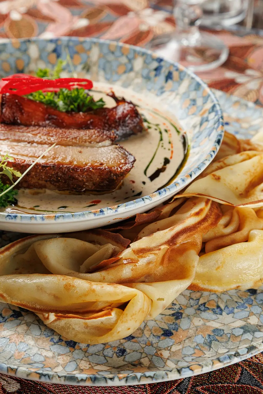 Верещака (густой пряный соус с домашней колбасой и свиными рёбрышками) с мучными блинами от Ресторана «Кухмистр» Верещака (густой пряный соус с домашней колбасой и свиными рёбрышками) с мучными блинами от Ресторана «Кухмистр»