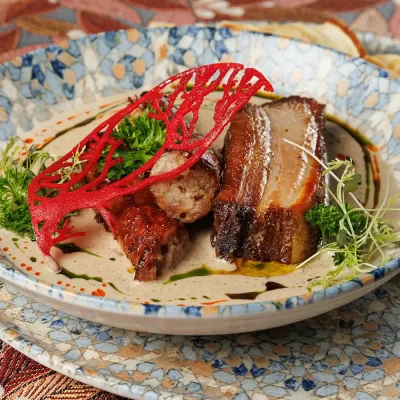 Верещака (густой пряный соус с домашней колбасой и свиными рёбрышками) с мучными блинами от Ресторана «Кухмистр»