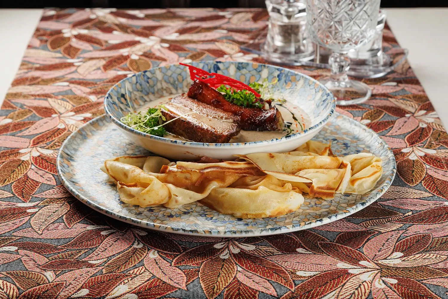 Верещака (густой пряный соус с домашней колбасой и свиными рёбрышками) с мучными блинами от Ресторана «Кухмистр» Верещака (густой пряный соус с домашней колбасой и свиными рёбрышками) с мучными блинами от Ресторана «Кухмистр»