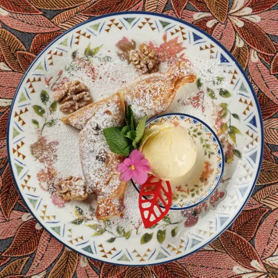 Яблочный штрудель с домашним мороженым от Ресторана «Кухмистр»