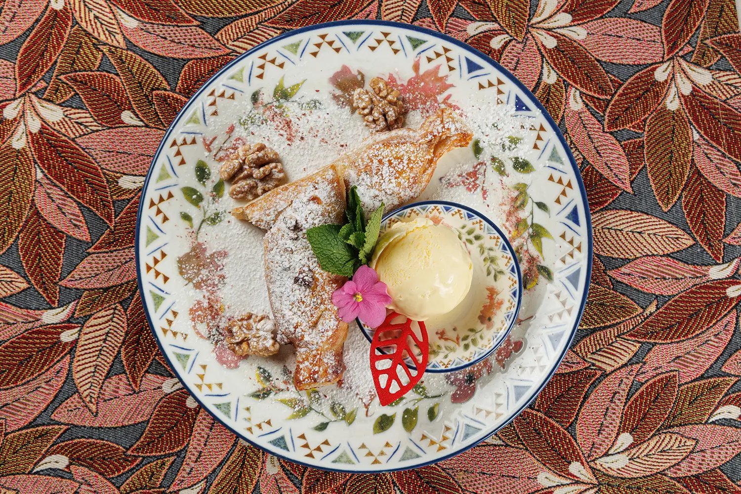 Яблочный штрудель с домашним мороженым от Ресторана «Кухмистр» Яблочный штрудель с домашним мороженым от Ресторана «Кухмистр»