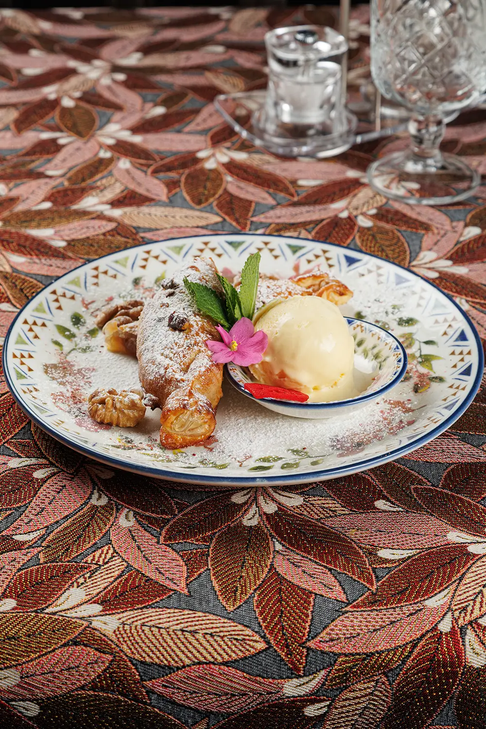 Яблочный штрудель с домашним мороженым от Ресторана «Кухмистр» Яблочный штрудель с домашним мороженым от Ресторана «Кухмистр»