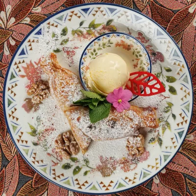 Яблочный штрудель с домашним мороженым от Ресторана «Кухмистр»