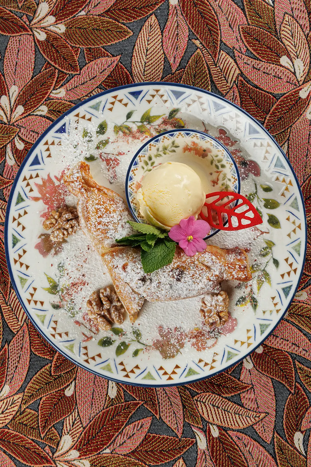 Яблочный штрудель с домашним мороженым от Ресторана «Кухмистр» Яблочный штрудель с домашним мороженым от Ресторана «Кухмистр»