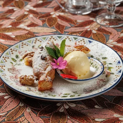 Яблочный штрудель с домашним мороженым от Ресторана «Кухмистр»