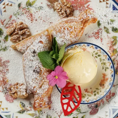 Яблочный штрудель с домашним мороженым от Ресторана «Кухмистр»