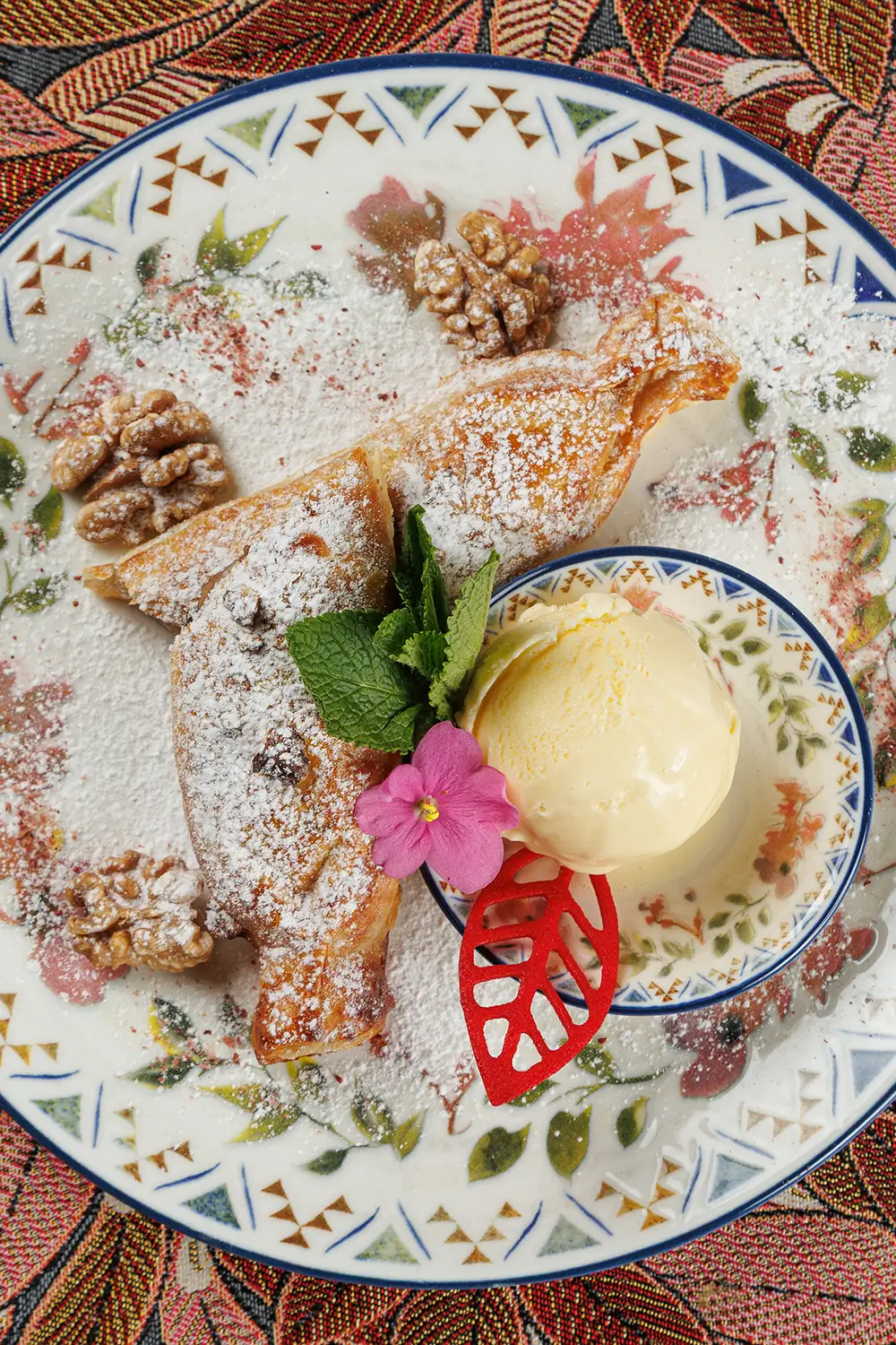 Яблочный штрудель с домашним мороженым от Ресторана «Кухмистр» Яблочный штрудель с домашним мороженым от Ресторана «Кухмистр»