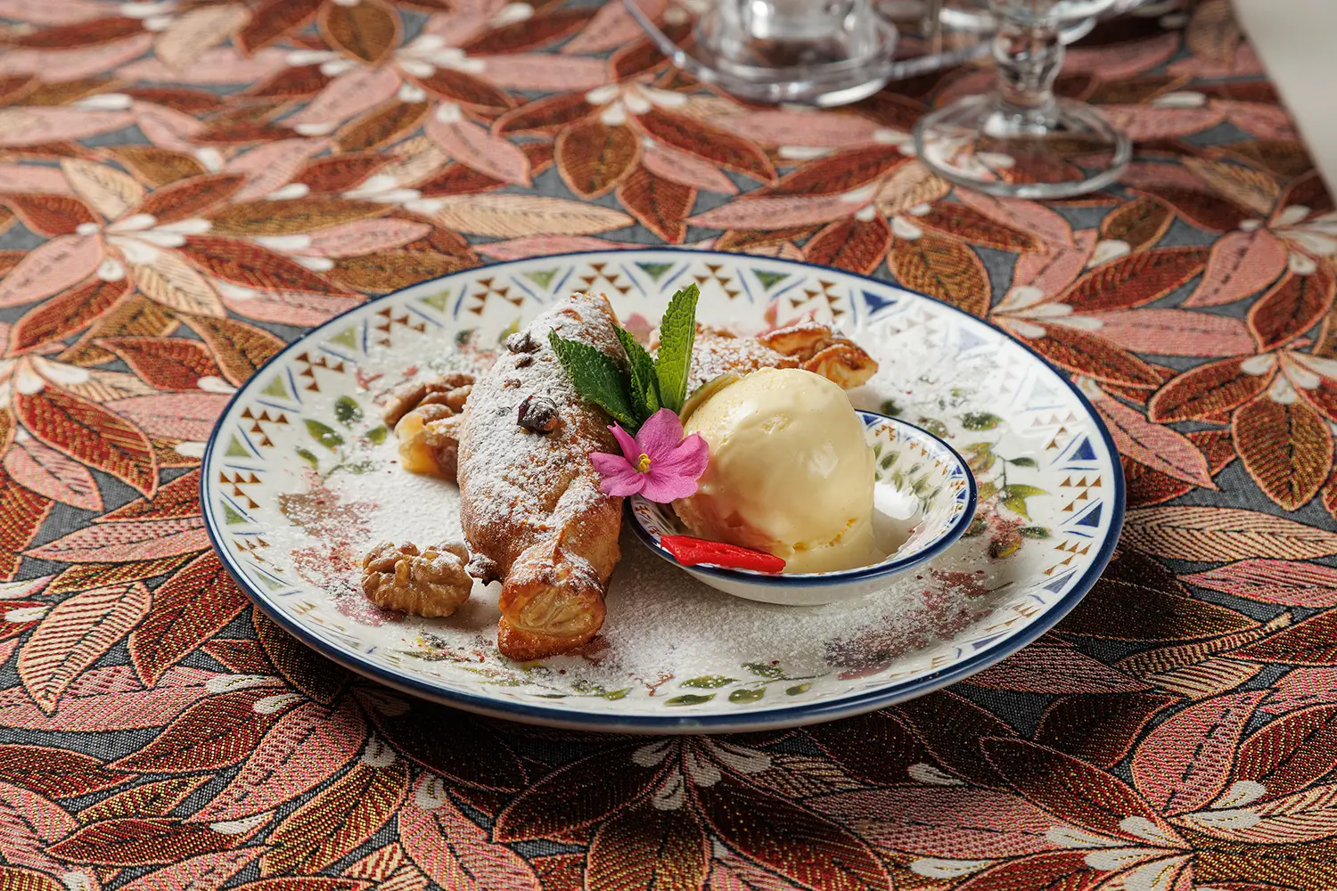 Яблочный штрудель с домашним мороженым от Ресторана «Кухмистр»