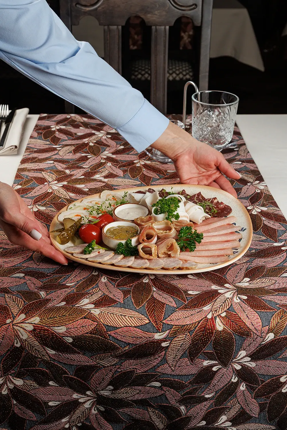 Шляхетский «Завтрак пана Лявона»: традиционные белорусские домашние рулеты, запеченное мясо, буженина, домашняя колбаса, домашние разносолы – от Ресторана «Кухмистр» Шляхетский «Завтрак пана Лявона»: традиционные белорусские домашние рулеты, запеченное мясо, буженина, домашняя колбаса, домашние разносолы – от Ресторана «Кухмистр»