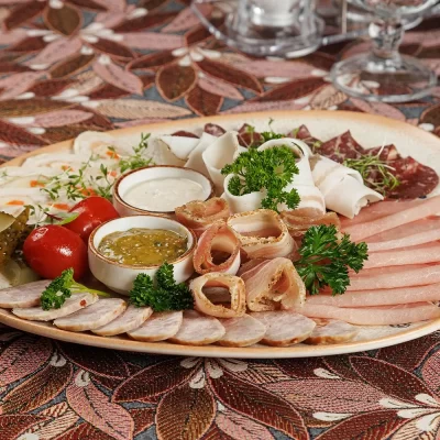 Шляхетский «Завтрак пана Лявона»: традиционные белорусские домашние рулеты, запеченное мясо, буженина, домашняя колбаса, домашние разносолы – от Ресторана «Кухмистр»