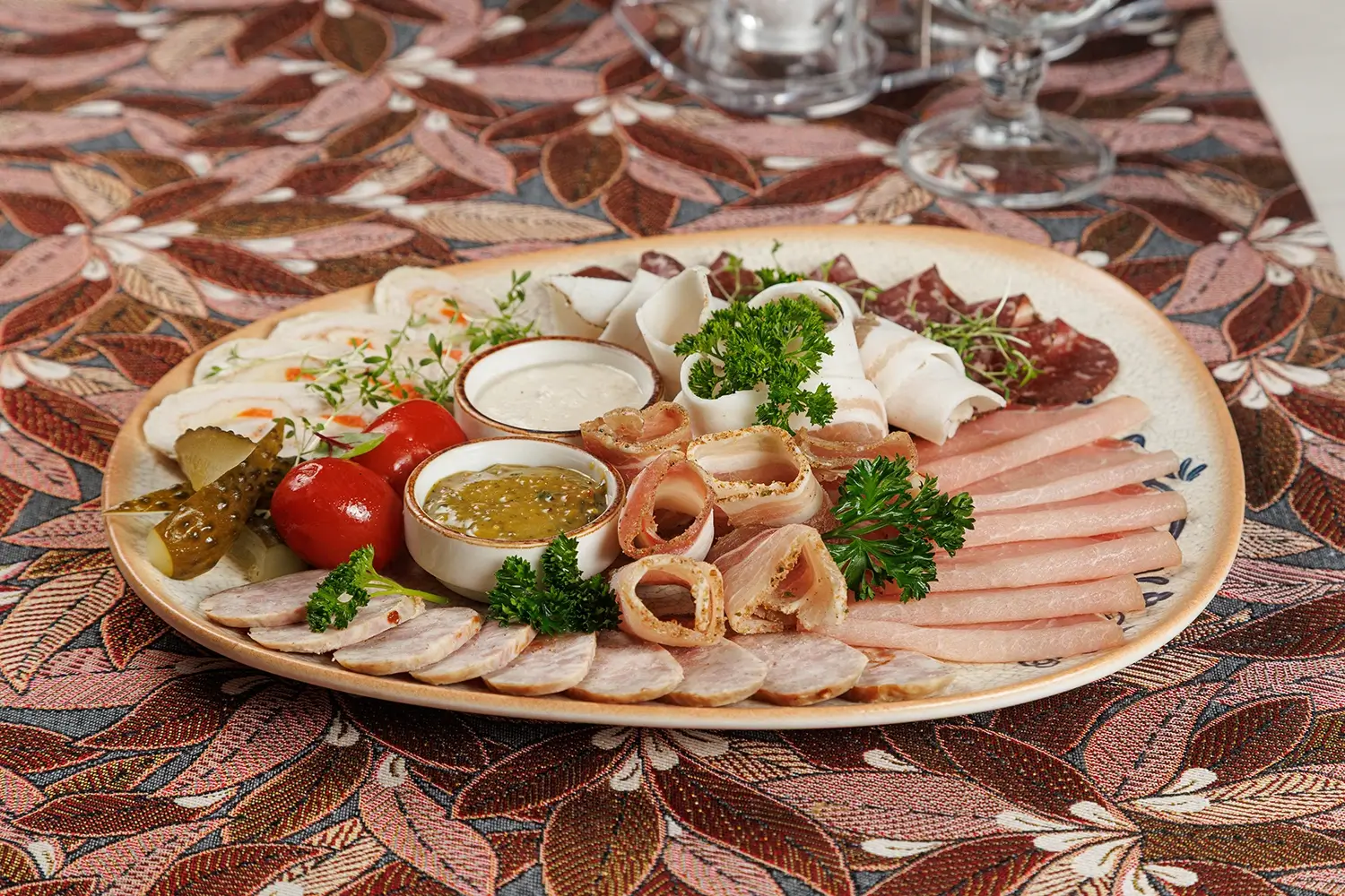 Шляхетский «Завтрак пана Лявона»: традиционные белорусские домашние рулеты, запеченное мясо, буженина, домашняя колбаса, домашние разносолы – от Ресторана «Кухмистр» Шляхетский «Завтрак пана Лявона»: традиционные белорусские домашние рулеты, запеченное мясо, буженина, домашняя колбаса, домашние разносолы – от Ресторана «Кухмистр»