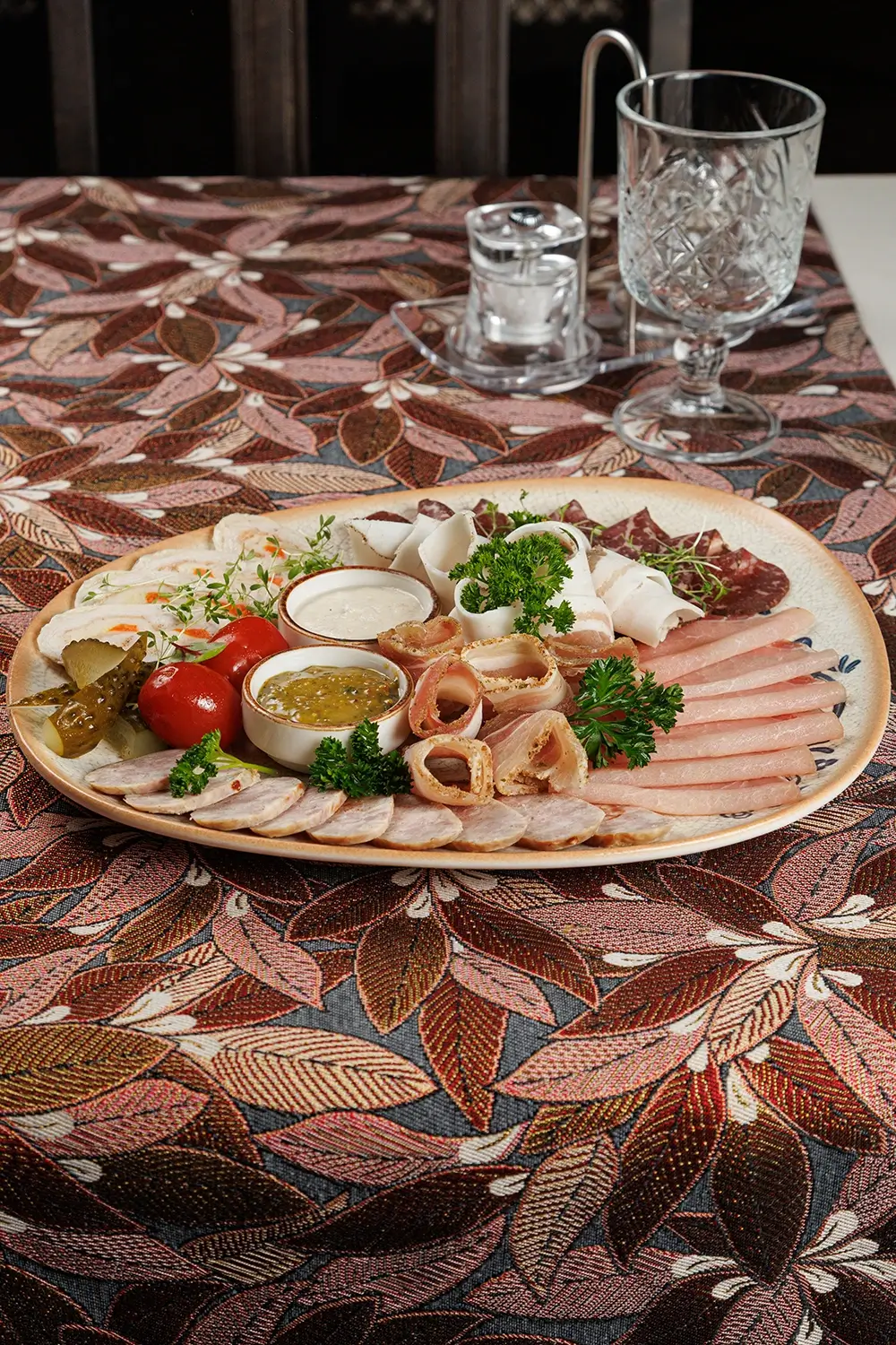 Шляхетский «Завтрак пана Лявона»: традиционные белорусские домашние рулеты, запеченное мясо, буженина, домашняя колбаса, домашние разносолы – от Ресторана «Кухмистр» Шляхетский «Завтрак пана Лявона»: традиционные белорусские домашние рулеты, запеченное мясо, буженина, домашняя колбаса, домашние разносолы – от Ресторана «Кухмистр»