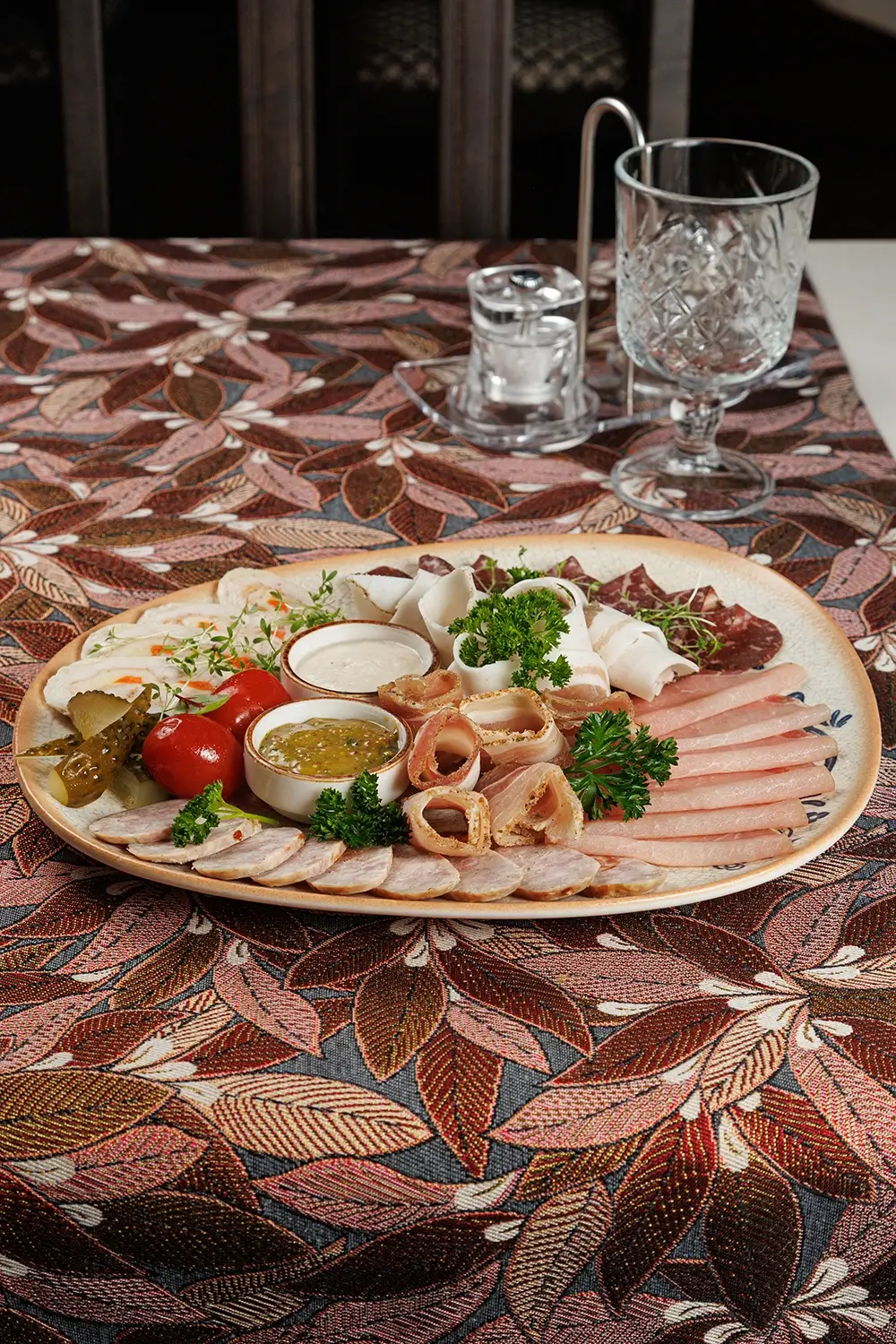 Шляхетский «Завтрак пана Лявона»: традиционные белорусские домашние рулеты, запеченное мясо, буженина, домашняя колбаса, домашние разносолы – от Ресторана «Кухмистр» Шляхетский «Завтрак пана Лявона»: традиционные белорусские домашние рулеты, запеченное мясо, буженина, домашняя колбаса, домашние разносолы – от Ресторана «Кухмистр»