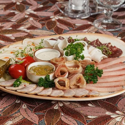 Шляхетский «Завтрак пана Лявона»: традиционные белорусские домашние рулеты, запеченное мясо, буженина, домашняя колбаса, домашние разносолы – от Ресторана «Кухмистр»