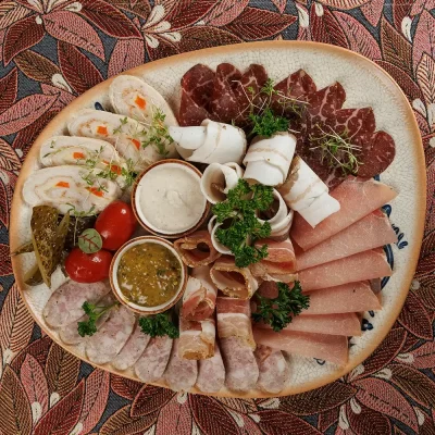 Шляхетский «Завтрак пана Лявона»: традиционные белорусские домашние рулеты, запеченное мясо, буженина, домашняя колбаса, домашние разносолы – от Ресторана «Кухмистр»
