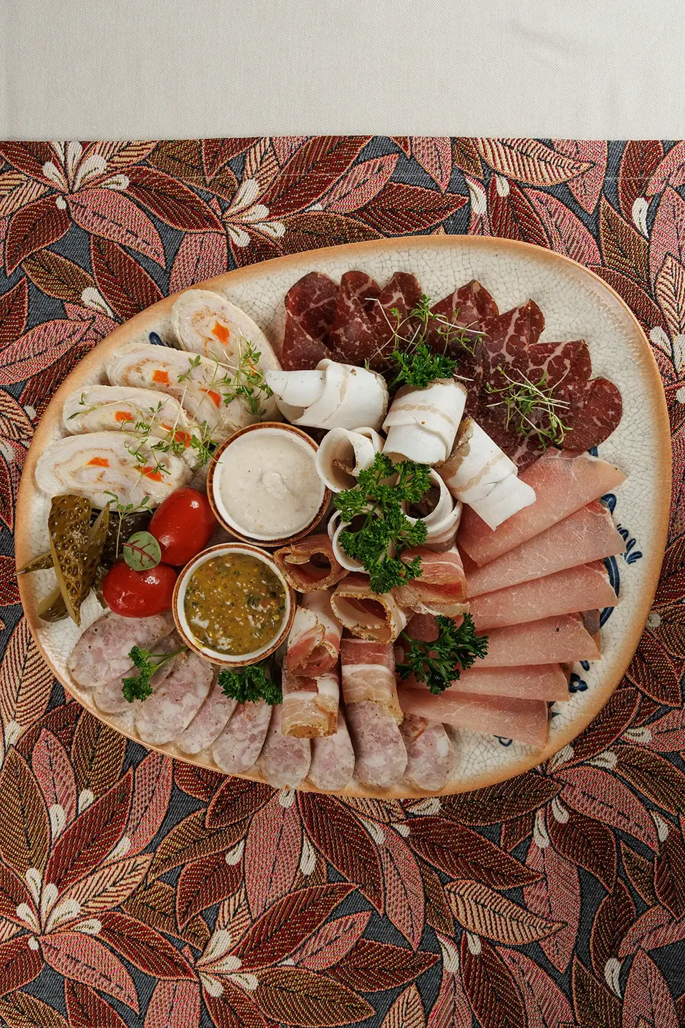 Шляхетский «Завтрак пана Лявона»: традиционные белорусские домашние рулеты, запеченное мясо, буженина, домашняя колбаса, домашние разносолы – от Ресторана «Кухмистр» Шляхетский «Завтрак пана Лявона»: традиционные белорусские домашние рулеты, запеченное мясо, буженина, домашняя колбаса, домашние разносолы – от Ресторана «Кухмистр»