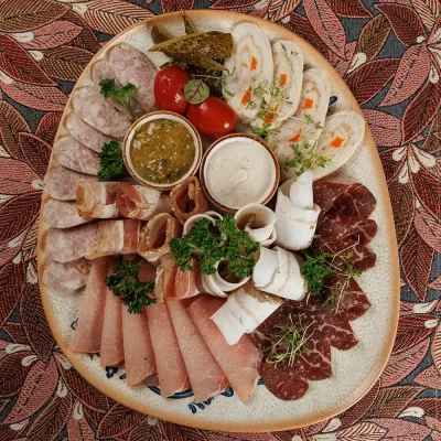 Шляхетский «Завтрак пана Лявона»: традиционные белорусские домашние рулеты, запеченное мясо, буженина, домашняя колбаса, домашние разносолы – от Ресторана «Кухмистр»