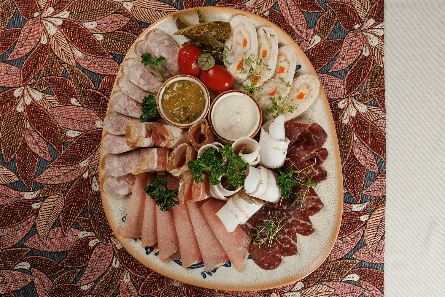 Шляхетский «Завтрак пана Лявона»: традиционные белорусские домашние рулеты, запеченное мясо, буженина, домашняя колбаса, домашние разносолы – от Ресторана «Кухмистр» Шляхетский «Завтрак пана Лявона»: традиционные белорусские домашние рулеты, запеченное мясо, буженина, домашняя колбаса, домашние разносолы – от Ресторана «Кухмистр»