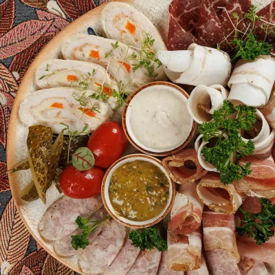 Шляхетский «Завтрак пана Лявона»: традиционные белорусские домашние рулеты, запеченное мясо, буженина, домашняя колбаса, домашние разносолы – от Ресторана «Кухмистр»