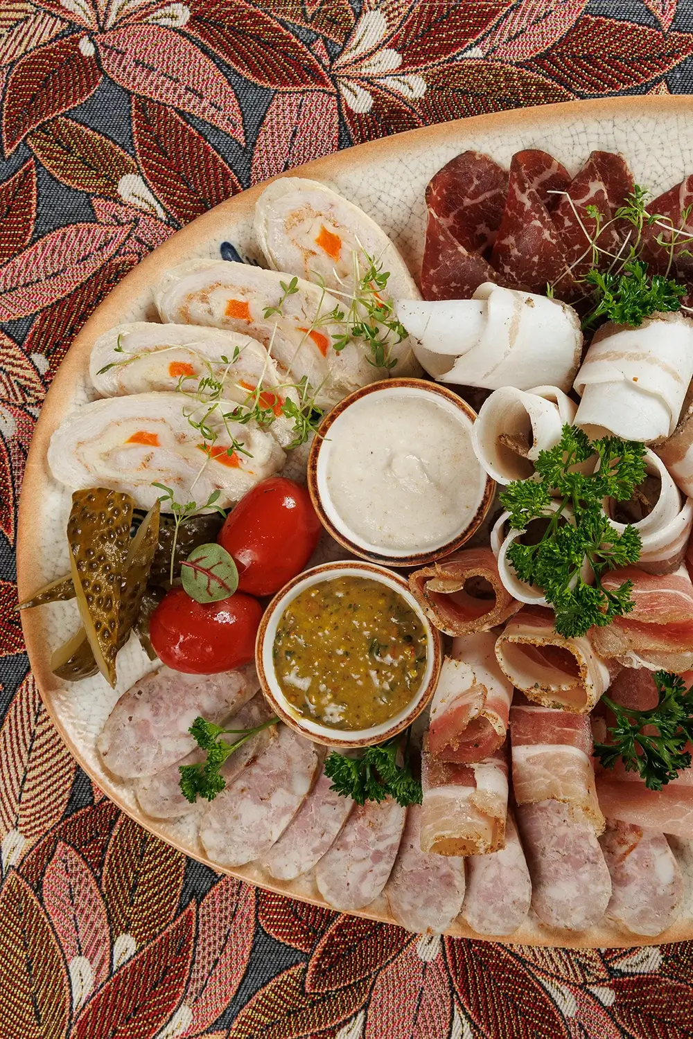 Шляхетский «Завтрак пана Лявона»: традиционные белорусские домашние рулеты, запеченное мясо, буженина, домашняя колбаса, домашние разносолы – от Ресторана «Кухмистр» Шляхетский «Завтрак пана Лявона»: традиционные белорусские домашние рулеты, запеченное мясо, буженина, домашняя колбаса, домашние разносолы – от Ресторана «Кухмистр»