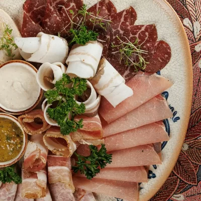 Шляхетский «Завтрак пана Лявона»: традиционные белорусские домашние рулеты, запеченное мясо, буженина, домашняя колбаса, домашние разносолы – от Ресторана «Кухмистр»