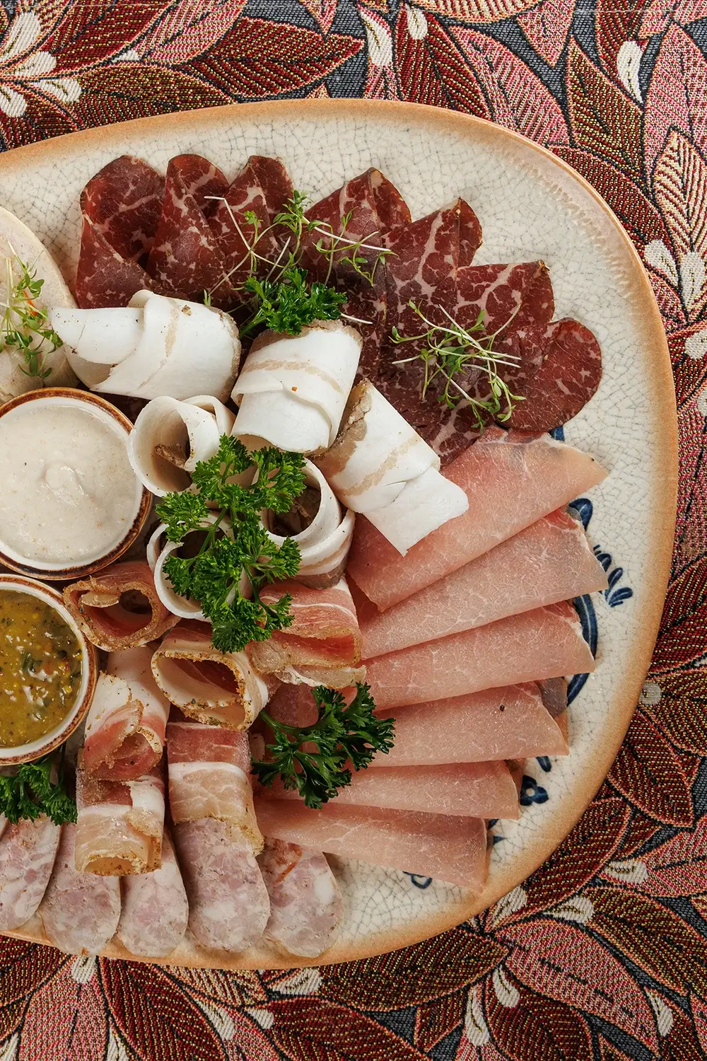 Шляхетский «Завтрак пана Лявона»: традиционные белорусские домашние рулеты, запеченное мясо, буженина, домашняя колбаса, домашние разносолы – от Ресторана «Кухмистр» Шляхетский «Завтрак пана Лявона»: традиционные белорусские домашние рулеты, запеченное мясо, буженина, домашняя колбаса, домашние разносолы – от Ресторана «Кухмистр»