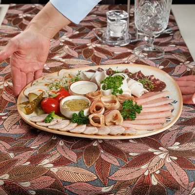 Шляхетский «Завтрак пана Лявона»: традиционные белорусские домашние рулеты, запеченное мясо, буженина, домашняя колбаса, домашние разносолы – от Ресторана «Кухмистр»