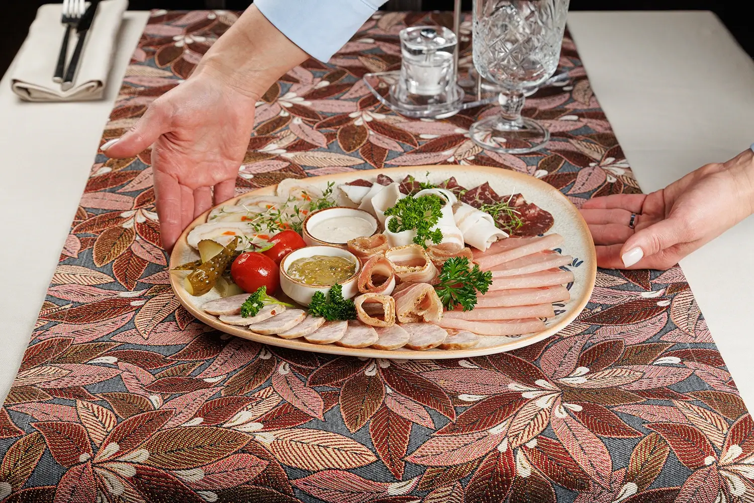 Шляхетский «Завтрак пана Лявона»: традиционные белорусские домашние рулеты, запеченное мясо, буженина, домашняя колбаса, домашние разносолы – от Ресторана «Кухмистр» Шляхетский «Завтрак пана Лявона»: традиционные белорусские домашние рулеты, запеченное мясо, буженина, домашняя колбаса, домашние разносолы – от Ресторана «Кухмистр»