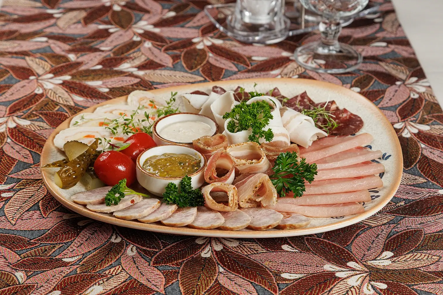 Шляхетский «Завтрак пана Лявона»: традиционные белорусские домашние рулеты, запеченное мясо, буженина, домашняя колбаса, домашние разносолы – от Ресторана «Кухмистр»