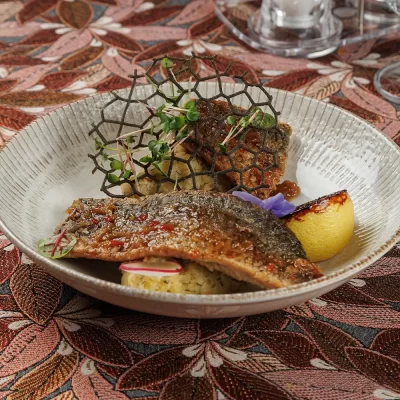 Озерный жареный карп с толчёным картофелем, зеленью и горчично-травяным соусом от Ресторана «Кухмистр»