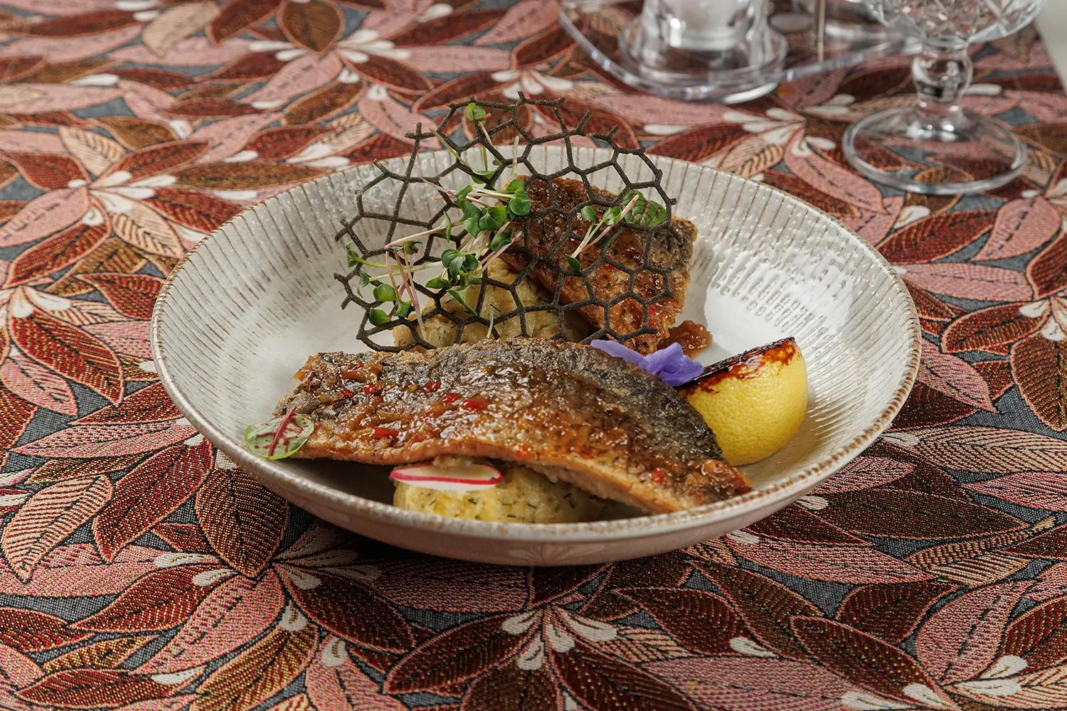 Озерный жареный карп с толчёным картофелем, зеленью и горчично-травяным соусом от Ресторана «Кухмистр» Озерный жареный карп с толчёным картофелем, зеленью и горчично-травяным соусом от Ресторана «Кухмистр»