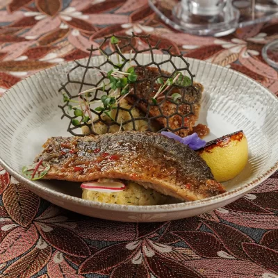 Озерный жареный карп с толчёным картофелем, зеленью и горчично-травяным соусом от Ресторана «Кухмистр»