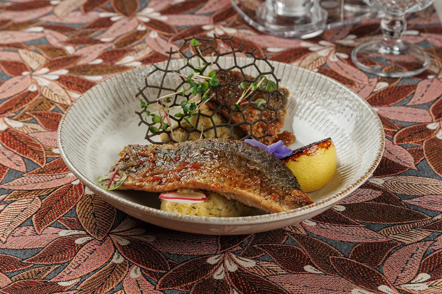 Озерный жареный карп с толчёным картофелем, зеленью и горчично-травяным соусом от Ресторана «Кухмистр»