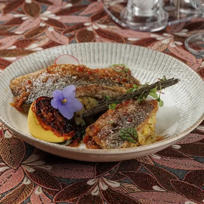 Озерный жареный карп с толчёным картофелем, зеленью и горчично-травяным соусом от Ресторана «Кухмистр»