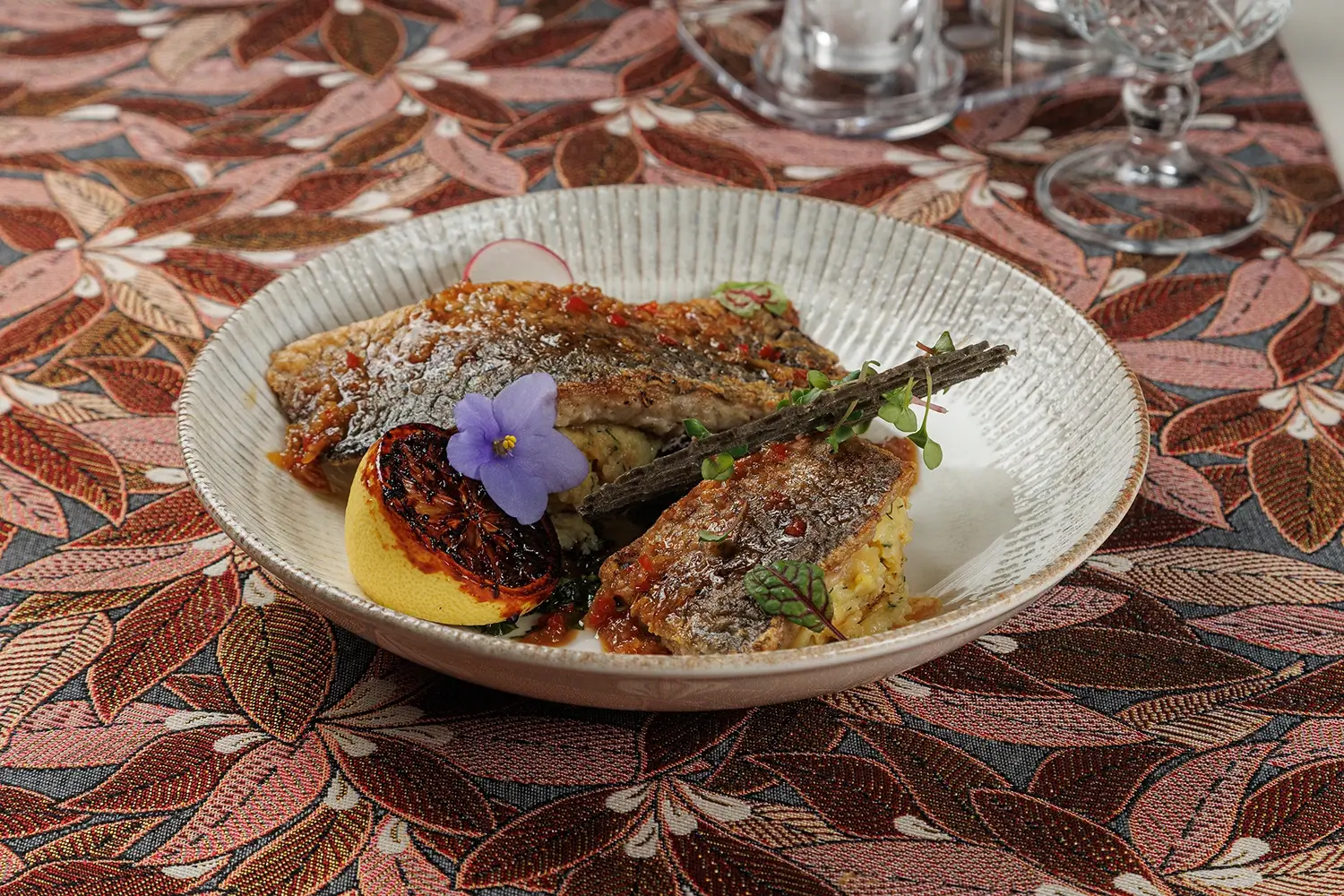 Озерный жареный карп с толчёным картофелем, зеленью и горчично-травяным соусом от Ресторана «Кухмистр» Озерный жареный карп с толчёным картофелем, зеленью и горчично-травяным соусом от Ресторана «Кухмистр»