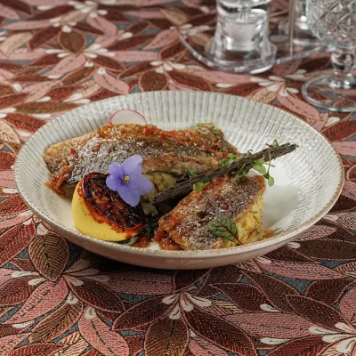 Озерный жареный карп с толчёным картофелем, зеленью и горчично-травяным соусом от Ресторана «Кухмистр»