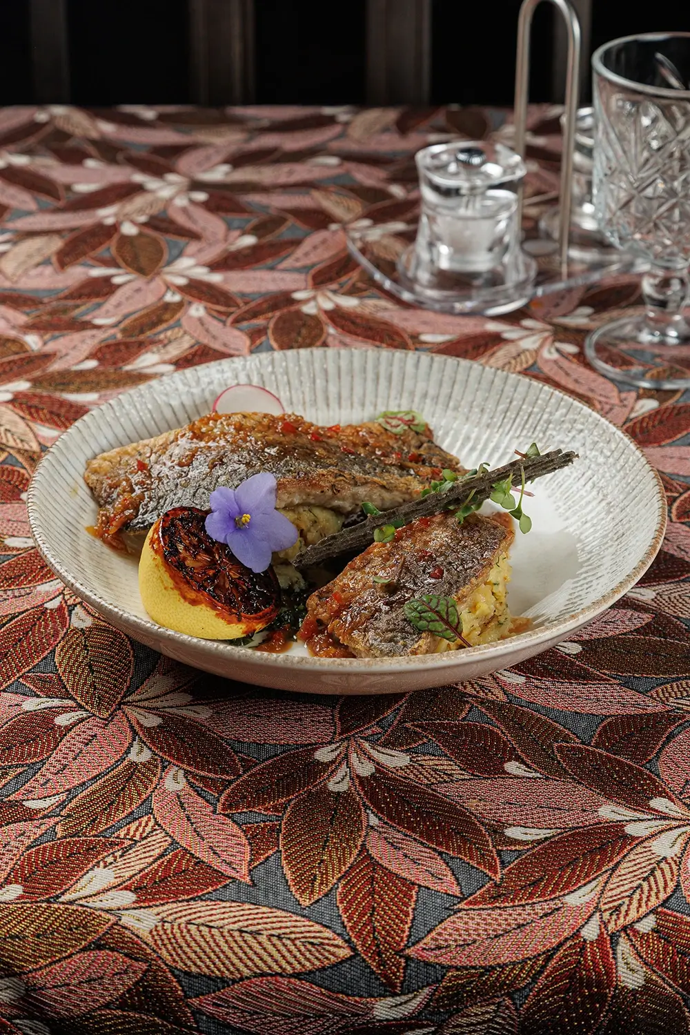 Озерный жареный карп с толчёным картофелем, зеленью и горчично-травяным соусом от Ресторана «Кухмистр» Озерный жареный карп с толчёным картофелем, зеленью и горчично-травяным соусом от Ресторана «Кухмистр»