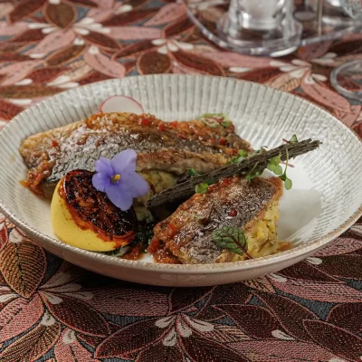 Озерный жареный карп с толчёным картофелем, зеленью и горчично-травяным соусом от Ресторана «Кухмистр»