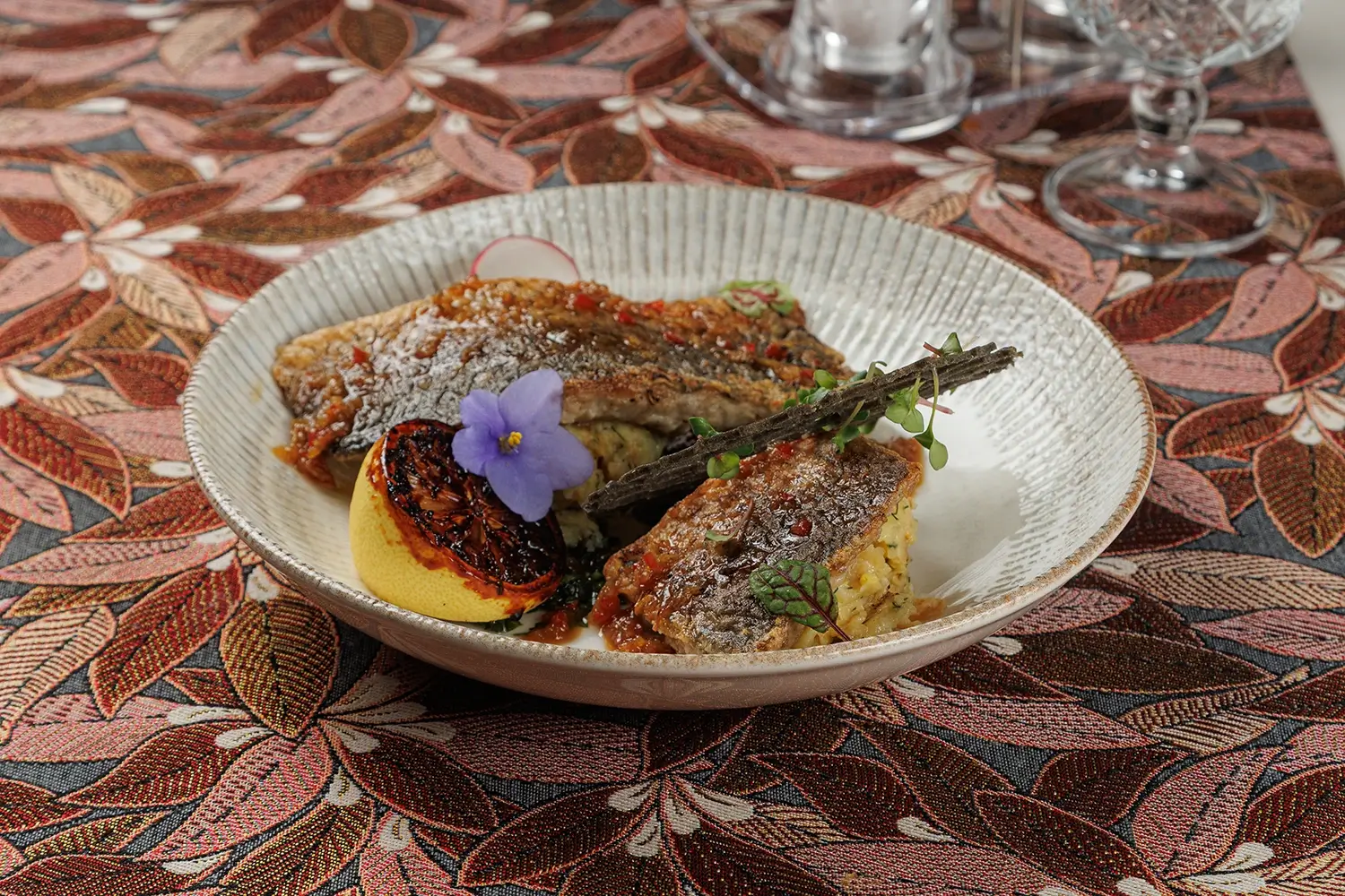 Озерный жареный карп с толчёным картофелем, зеленью и горчично-травяным соусом от Ресторана «Кухмистр» Озерный жареный карп с толчёным картофелем, зеленью и горчично-травяным соусом от Ресторана «Кухмистр»