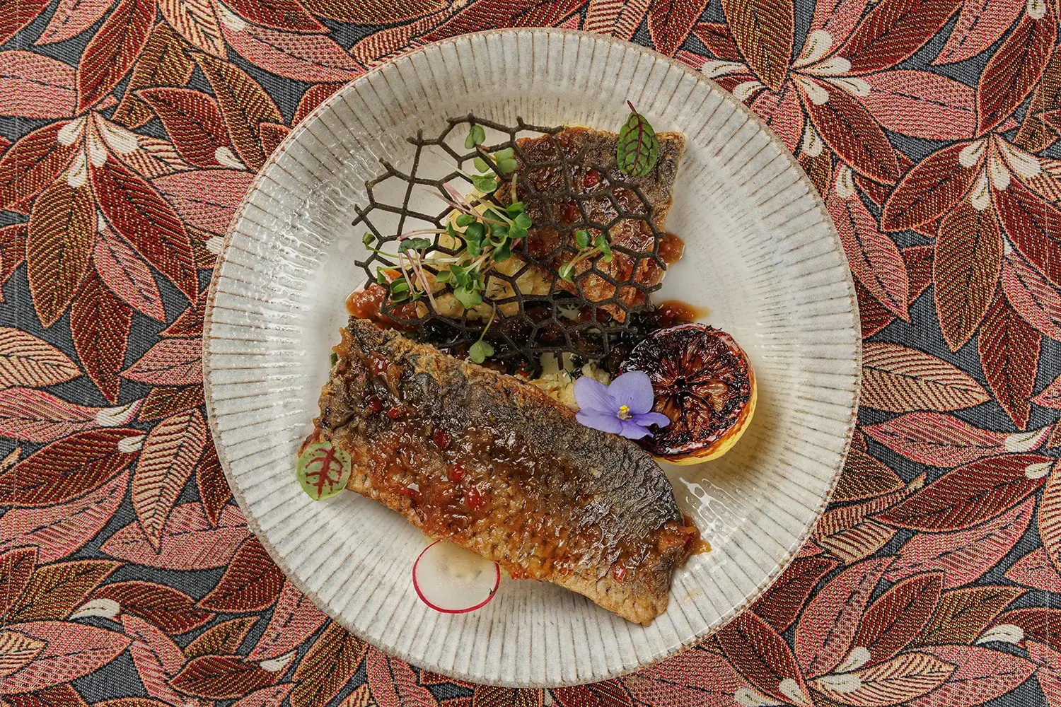 Озерный жареный карп с толчёным картофелем, зеленью и горчично-травяным соусом от Ресторана «Кухмистр» Озерный жареный карп с толчёным картофелем, зеленью и горчично-травяным соусом от Ресторана «Кухмистр»