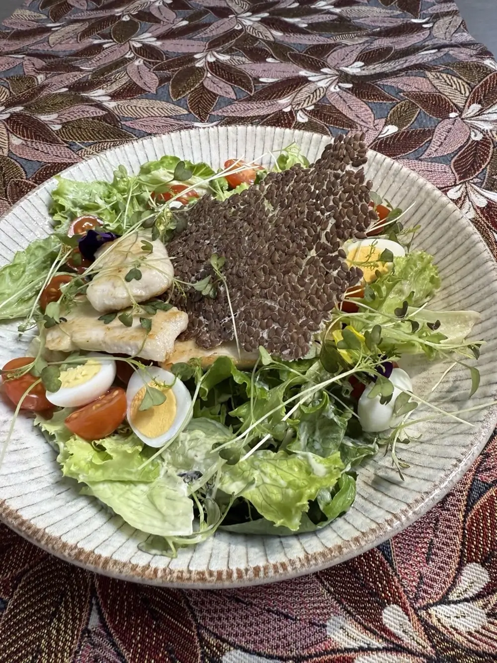 Лёгкий аппетитный cалат «Шляхетский» с куриным филе, свежими овощами и сырно-чесночной заправкой от Ресторана «Кухмистр»