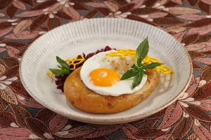 Картофельная колбаса (белорусская «Бульбяная кішка») из тёртого картофеля со шкварками и жареными грибами от Ресторана «Кухмистр»