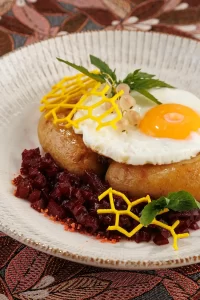 Картофельная колбаса (белорусская «Бульбяная кішка») из тёртого картофеля со шкварками и жареными грибами от Ресторана «Кухмистр»