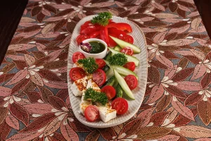 Овощная тарелка с домашним жареным сыром: сезонный набор свежих экологичных овощей от фермерского хозяйства, подается с обжаренным домашним творожным сыром – от Ресторана «Кухмистр»