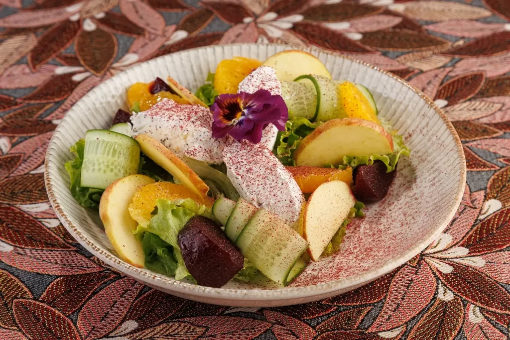 Салат из маринованной свёклы с домашним сыром, фруктами, зеленью и ореховым соусом от Ресторана «Кухмистр»
